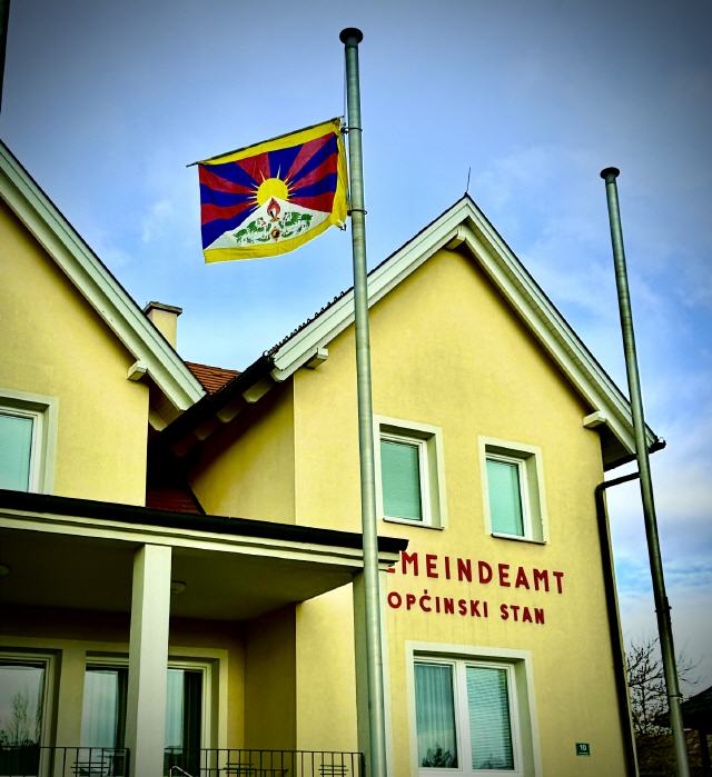 Baumgarten zeigt Flagge für Tibet