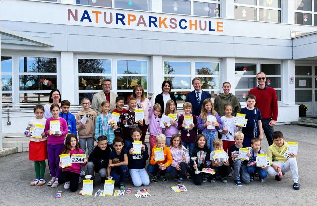 Kinder der Volksschule Draßburg-Baumgarten bei der Ehrung nach dem Lidl-Schullauf 2022